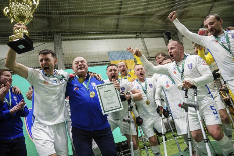 Футболісти ФК «Покрова-2» святкують перемогу на першому футбольному турнірі для поранених у війні ампутованих кінцівок у Києві, Україна, 12 січня 2025 року.